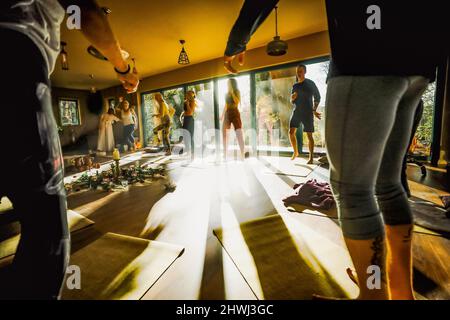 Mitglieder des Kreises geben bei einer Cacao-Zeremonie im Heilzentrum Maloka von Beachyjax, in Honley, West Yorkshire, Großbritannien, Energie frei. Stockfoto