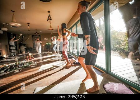 Mitglieder des Kreises geben bei einer Cacao-Zeremonie im Heilzentrum Maloka von Beachyjax, in Honley, West Yorkshire, Großbritannien, Energie frei. Stockfoto