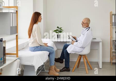 Reifer Arzt konsultieren weibliche Patientin in der Klinik Stockfoto