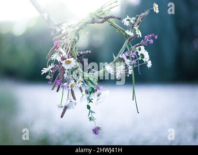 Blumenkranz. Glück und Liebe Konzept. Sonniger Tag in der Natur. Anwesend. Liebeserklärung Stockfoto