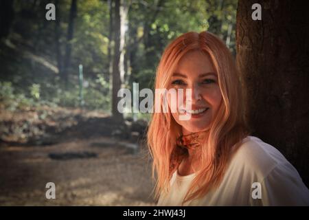 Jacqui Cooper von Beachyjax Healing Hub posiert vor ihrem neu gebauten Maloka. Jacqui ist eine erfahrene Praktizierende, die mit Geist, Körper und Spiri arbeitet Stockfoto