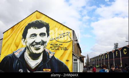 Watford, Großbritannien. 6. März 2022. Ein Wandgemälde des ehemaligen Managers Graham Taylor in Bodennähe während des Spiels der Premier League in der Vicarage Road, Watford. Bildnachweis sollte lauten: David Klein/Sportimage Kredit: Sportimage/Alamy Live News Stockfoto