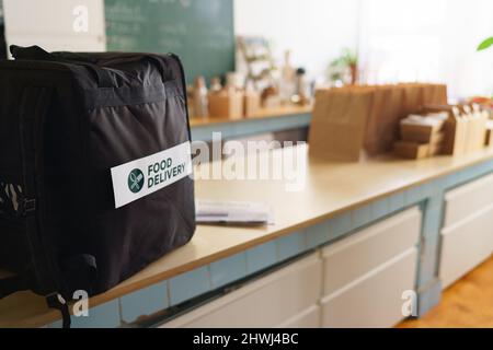 Take Away Boxen mit Mittagessen für die Lieferung in Thermobeutel im Restaurant vorbereitet. Stockfoto