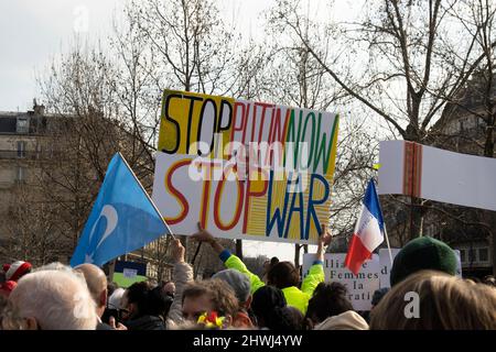 03/05/2022 - Paris - Demonstration gegen den russischen Einmarsch in die Ukraine Stockfoto