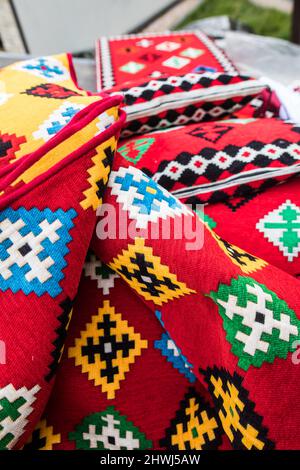 Farbenfroher Stapel arabischer Teppiche und Kissen. Stockfoto
