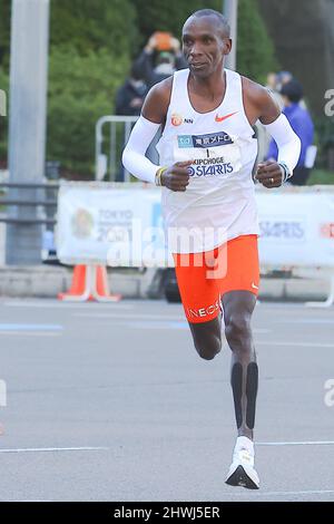 Tokio, Japan. 06. März 2022. Der Tokio-Marathon 2021 wird ausgetragen. Sieger des Einladungsrennens der Männer, Kenianer Eliud Kipchoge. Am 6. März 2022 in Tokio, Japan. (Foto von Kazuki Oishi/Sipa USA) Quelle: SIPA USA/Alamy Live News Stockfoto