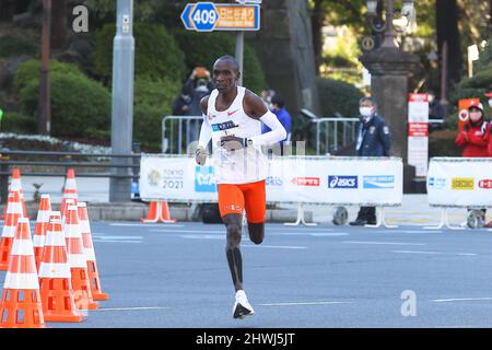 Tokio, Japan. 06. März 2022. Der Tokio-Marathon 2021 wird ausgetragen. Sieger des Einladungsrennens der Männer, Kenianer Eliud Kipchoge. Am 6. März 2022 in Tokio, Japan. (Foto von Kazuki Oishi/Sipa USA) Quelle: SIPA USA/Alamy Live News Stockfoto