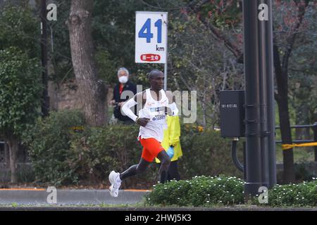 Tokio, Japan. 06. März 2022. Der Tokio-Marathon 2021 wird ausgetragen. Sieger des Einladungsrennens der Männer, Kenianer Eliud Kipchoge. Am 6. März 2022 in Tokio, Japan. (Foto von Kazuki Oishi/Sipa USA) Quelle: SIPA USA/Alamy Live News Stockfoto