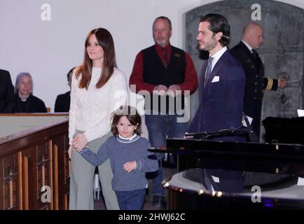 Prinz Carl Philip von Schweden sprach von der Kanzel während der Einweihungszeremonie des Vasaloppets in der Mora-Kirche. Das Langlaufrennen Vasaloppet wird 100 Jahre alt. Mit ihm waren seine Frau Prinzessin Sofia und sein Sohn Prinz Alexander als Unterstützung. Mora, Schweden, am 04. März 2022. Foto: Patrik C Österberg/Stella Picturs /ABACAPRESS.COM Stockfoto