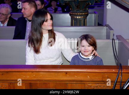 Prinz Carl Philip von Schweden sprach von der Kanzel während der Einweihungszeremonie des Vasaloppets in der Mora-Kirche. Das Langlaufrennen Vasaloppet wird 100 Jahre alt. Mit ihm waren seine Frau Prinzessin Sofia und sein Sohn Prinz Alexander als Unterstützung. Mora, Schweden, am 04. März 2022. Foto: Patrik C Österberg/Stella Picturs /ABACAPRESS.COM Stockfoto