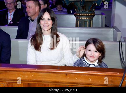 Prinz Carl Philip von Schweden sprach von der Kanzel während der Einweihungszeremonie des Vasaloppets in der Mora-Kirche. Das Langlaufrennen Vasaloppet wird 100 Jahre alt. Mit ihm waren seine Frau Prinzessin Sofia und sein Sohn Prinz Alexander als Unterstützung. Mora, Schweden, am 04. März 2022. Foto: Patrik C Österberg/Stella Picturs /ABACAPRESS.COM Stockfoto