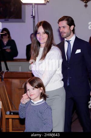 Prinz Carl Philip von Schweden sprach von der Kanzel während der Einweihungszeremonie des Vasaloppets in der Mora-Kirche. Das Langlaufrennen Vasaloppet wird 100 Jahre alt. Mit ihm waren seine Frau Prinzessin Sofia und sein Sohn Prinz Alexander als Unterstützung. Mora, Schweden, am 04. März 2022. Foto: Patrik C Österberg/Stella Picturs /ABACAPRESS.COM Stockfoto