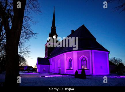 Prinz Carl Philip von Schweden sprach von der Kanzel während der Einweihungszeremonie des Vasaloppets in der Mora-Kirche. Das Langlaufrennen Vasaloppet wird 100 Jahre alt. Mit ihm waren seine Frau Prinzessin Sofia und sein Sohn Prinz Alexander als Unterstützung. Mora, Schweden, am 04. März 2022. Foto: Patrik C Österberg/Stella Picturs /ABACAPRESS.COM Stockfoto