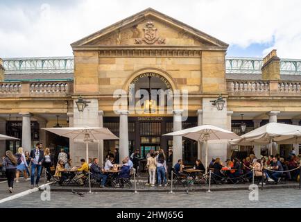 Touristen besuchen Shake Shack in Covent Garden, London, Großbritannien Stockfoto