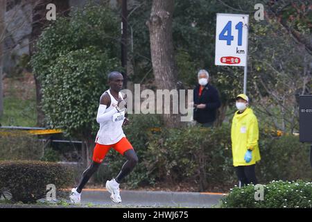 Tokio, Japan. 06. März 2022. Der Tokio-Marathon 2021 wird ausgetragen. Sieger des Einladungsrennens der Männer, Kenianer Eliud Kipchoge. Am 6. März 2022 in Tokio, Japan. (Foto von Kazuki Oishi/Sipa USA) Quelle: SIPA USA/Alamy Live News Stockfoto