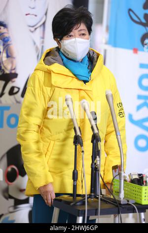 Der Tokio-Marathon 2021 wird ausgetragen. Die Gouverneurin von Tokio, Yuriko Koike, spricht nach der Eröffnungszeremonie im Anschluss an die Eröffnungszeremonie vor der Presse im Tokyo Metropolitan Government Building. Am 6. März 2022 in Tokio, Japan. (Foto von Kazuki Oishi/Sipa USA) Stockfoto