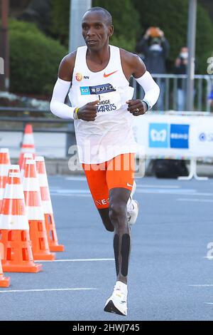 Tokio, Japan. 06. März 2022. Der Tokio-Marathon 2021 wird ausgetragen. Sieger des Einladungsrennens der Männer, Kenianer Eliud Kipchoge. Am 6. März 2022 in Tokio, Japan. (Foto von Kazuki Oishi/Sipa USA) Quelle: SIPA USA/Alamy Live News Stockfoto