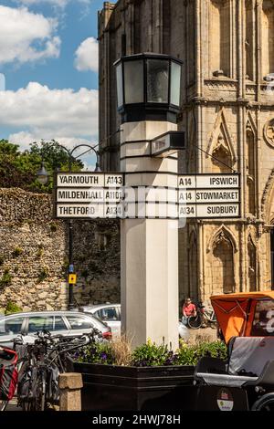 Salt-Säule, ein einzigartiges Verkehrsschild auf Angel Hill, Bury St Edmunds, Suffolk. Gelistet im Jahr 1998- vermutlich das erste intern beleuchtete Schild. Stockfoto