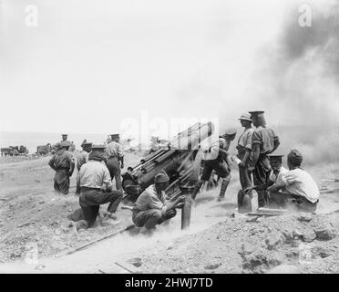 Eine britische Mk-i-Batterie mit 60 Pfündern in Aktion auf einer Klippe am Kap Helles, Gallipoli, möglicherweise im Juni 1915. Die Einheit könnte die 90. Heavy Battery, Royal Garrison Artillery sein, die sich vor dem Hügel 114 befindet. Stockfoto