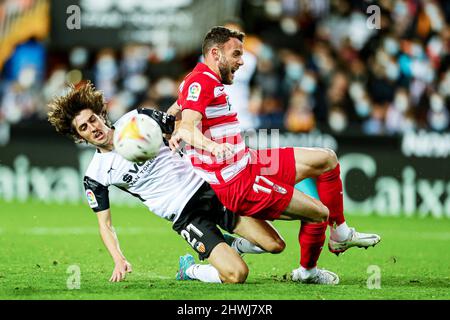 Bryan Gil aus Valencia und Quini aus Granada während des Fußballspiels der spanischen Meisterschaft La Liga zwischen Valencia CF und Granada CF am 5. März 2022 im Mestalla-Stadion in Valencia, Spanien - Foto: Ivan Terron/DPPI/LiveMedia Stockfoto