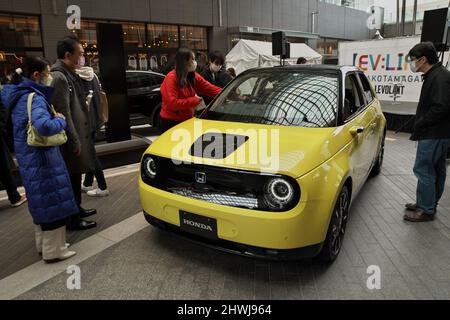 Tokio, Japan. 06. März 2022. HONDA e wird am Sonntag, den 6. März 2022, bei einer Veranstaltung in Tokio, Japan, ausgestellt. Bei dieser Veranstaltung werden elektrische, Wasserstoff-Brennstoffzellen- und Plug-in-Hybrid-Elektrofahrzeuge von 14 Unternehmen gezeigt. Foto von Keizo Mori/UPI Credit: UPI/Alamy Live News Stockfoto