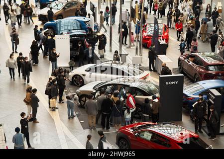 Tokio, Japan. 06. März 2022. Besucher bewundern die Elektrofahrzeuge bei einer Veranstaltung in Tokio, Japan, am Sonntag, den 6. März 2022. Bei dieser Veranstaltung werden elektrische, Wasserstoff-Brennstoffzellen- und Plug-in-Hybrid-Elektrofahrzeuge von 14 Unternehmen gezeigt. Foto von Keizo Mori/UPI Credit: UPI/Alamy Live News Stockfoto