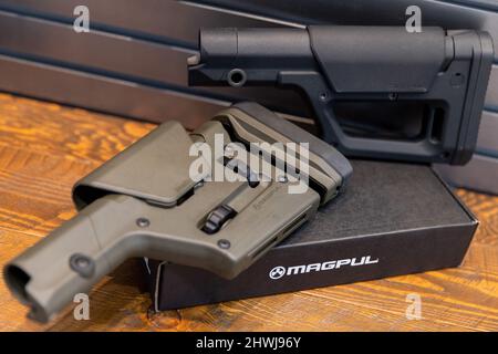 Nürnberg, Deutschland. 03. März 2022. Auf der IWA OutdoorClassics für Jagd, Schießsport, Outdoor und Sicherheit sind Buttstocks des US-Waffenzubehörherstellers Magpul zu sehen. Quelle: Daniel Karmann/dpa/Alamy Live News Stockfoto