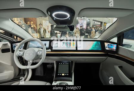 Tokio, Japan. 06. März 2022. Das Elektrofahrzeug Vision-S 02 von Sony wird am Sonntag, den 6. März 2022, auf einer Veranstaltung in Tokio, Japan, ausgestellt. Dieses Fahrzeug wird erstmals in Japan der Öffentlichkeit zugänglich gemacht. Foto von Keizo Mori/UPI Credit: UPI/Alamy Live News Stockfoto