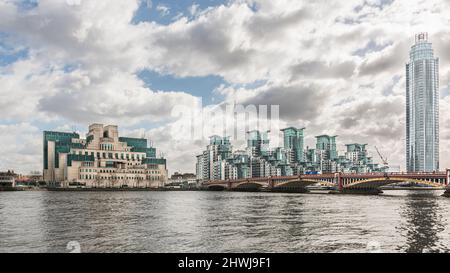 Vauxhall Bridge, Themse, London. MI6 Gebäude. Stockfoto