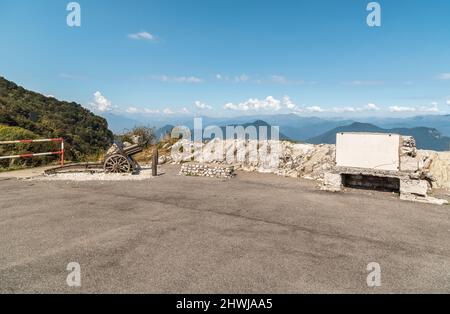 Platz auf dem Campo dei Fiori mit der Haubitze in Erinnerung an die Gefallenen und Kämpfer in Varese, Lombardei, Italien. Stockfoto