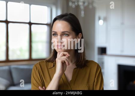 Kopfschuss Porträt nachdenkliche Frau berühren Kinn Blick in die Ferne Stockfoto