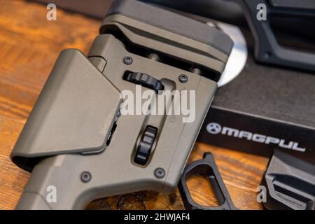 Nürnberg, Deutschland. 03. März 2022. Auf der IWA OutdoorClassics für Jagd, Schießsport, Outdoor und Sicherheit sind Buttstocks des US-Waffenzubehörherstellers Magpul zu sehen. Quelle: Daniel Karmann/dpa/Alamy Live News Stockfoto