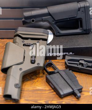 Nürnberg, Deutschland. 03. März 2022. Auf der IWA OutdoorClassics für Jagd, Schießsport, Outdoor und Sicherheit sind Buttstocks des US-Waffenzubehörherstellers Magpul zu sehen. Quelle: Daniel Karmann/dpa/Alamy Live News Stockfoto