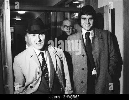 Das Larry Lloyd Liverpool Center lächelt halb, als er mit Manager Bill Shankly das FA-Hauptquartier am Lancaster Gate verlässt, nachdem er vom 1972. November gute Nachrichten vom Disziplinarausschuss gehört hatte. Stockfoto