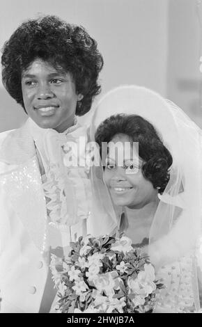 Jermaine Jackson, Sänger der Jackson Five Pop Gruppe, mit seiner neuen Braut Hazel Joy Gordy an ihrem Hochzeitstag, in einem Hollywood Hotel, Los Angeles, Kalifornien, Samstag, 15.. Dezember 1973. Hazels Vater besitzt das Label Motown, das alle Rekorde der Gruppe verwaltet, Stockfoto