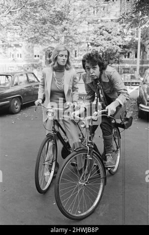 Paul und Linda McCartney im Jahr 1972. Ex-Beatle Paul McCartney und seine Frau Linda haben die Öffentlichkeit überrascht in der ausgewählten Gegend von St. Johns Wood, wo sie leben. Paul und Linda fahren, wenn es das Wetter zulässt, mit dem Fahrrad in die Aufnahmestudios in Abbey Road, North London, wo sie ihre neue Single beenden und an ihrem Album arbeiten. Paul und Linda, deren Gruppe Wings regelmäßig in den Studios von North London aufnehmen, glauben, dass sie sich durch die Arbeit mit dem Fahrrad in Form halten werden. Bild aufgenommen am 8.. Oktober 1972 Stockfoto