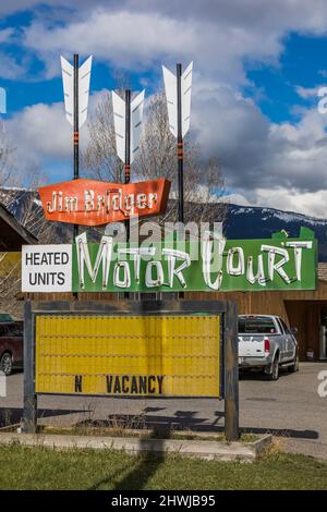 Jim Bridger Motor Court Sign in the Yellowstone National Park Gateway Community of Gardiner, Montana, USA [Keine Eigentumsfreigabe; redaktionelle Lizenzierung an Stockfoto