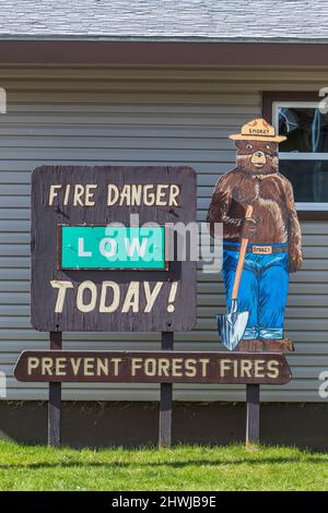 Smokey the Bear Fire Danger Schild in Gardiner, Montana, USA Stockfoto