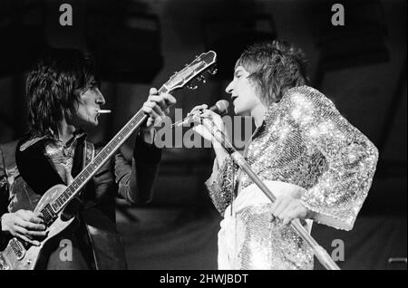 The Faces mit Rod Stewart treten am Samstag, dem 12. 1972. August, beim Reading Festival auf. Das Bild zeigt Gitarrist Ronnie Wood und Leadsänger Rod Stewart The Faces headlined die zweite von drei Nächten des damals 12. National Jazz, Blues & Rock Festivals, das in der Richfield Avenue stattfand. Reading, Berlin, Freitag, 11.., Samstag, 12.. Und Sonntag, 13.. The Faces schlossen ihr Set mit „Maggie May“ ab, und das Wochenendevent beinhaltete andere Acts wie Genesis, Elkie Brooks und Robert Palmer, dann in Essig Joe, Mungo Jerry und Status Quo. Die Gesichter waren Rod Stewart (Lead Stockfoto