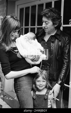 Jane Birkin & Serge Gainsbourg, mit ihrer neuen Tochter Charlotte Lucy Gainsbourg im Alter von 5 Wochen, ebenfalls Jane's Tochter Kate Barry aus erster Ehe, aufgenommen zu Hause in Paris, Frankreich, Mittwoch, 15.. September 1971. Stockfoto