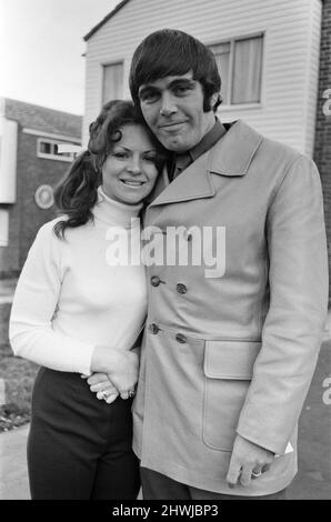 Der Fußballer John Hughes, der kürzlich zum Crystal Palace kam, wurde zu Hause mit seiner Frau Mary in Coulsdon, Surrey, fotografiert. 10.. Dezember 1971. Stockfoto