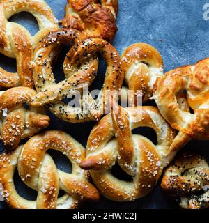 Eine Auswahl an frisch gebackenen, hausgemachten Brezeln mit Platz zum Kopieren oben. Stockfoto