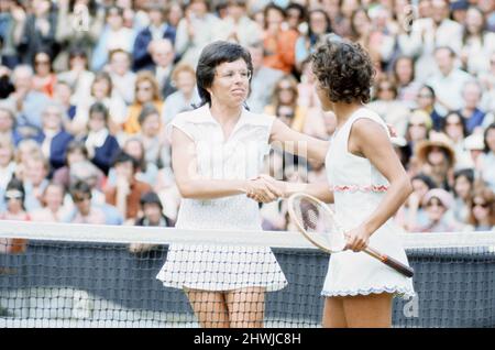 1972 Wimbledon Championships - Dameneinzel.Billie Jean King besiegte die Titelverteidigerin Evonne Goolagong im Finale, 6-3, 6-3, um bei den Wimbledon Championships 1972 den Einzel-Tennistitel der Damen zu gewinnen. (Bild) Evonne Goolagong (rechts) gratuliert Billie Jean King zu ihrem Sieg nach dem Spiel. 7.. Juni 1972 Stockfoto