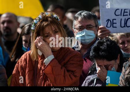 Madrid, Spanien. 06. März 2022. Zwei Frauen werden während einer Demonstration gegen die russische Invasion in der Ukraine weinen sehen. In Madrid lebende Ukrainer und spanische Anhänger marschierten durch die Stadt und forderten das Ende des Krieges in der Ukraine, protestierten gegen den russischen Präsidenten Wladimir Putin und forderten von der NATO, den Himmel über der Ukraine zu schließen. Quelle: Marcos del Mazo/Alamy Live News Stockfoto