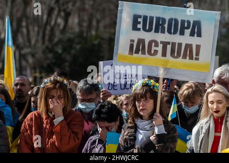 Madrid, Spanien. 06. März 2022. Frauen werden bei einer Demonstration gegen die russische Invasion in der Ukraine weinen gesehen. In Madrid lebende Ukrainer und spanische Anhänger marschierten durch die Stadt und forderten das Ende des Krieges in der Ukraine, protestierten gegen den russischen Präsidenten Wladimir Putin und forderten von der NATO, den Himmel über der Ukraine zu schließen. Quelle: Marcos del Mazo/Alamy Live News Stockfoto