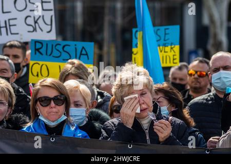 Madrid, Spanien. 06. März 2022. Während einer Demonstration gegen die russische Invasion in die Ukraine wird eine Frau weinen sehen. In Madrid lebende Ukrainer und spanische Anhänger marschierten durch die Stadt und forderten das Ende des Krieges in der Ukraine, protestierten gegen den russischen Präsidenten Wladimir Putin und forderten von der NATO, den Himmel über der Ukraine zu schließen. Quelle: Marcos del Mazo/Alamy Live News Stockfoto