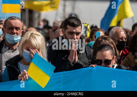 Madrid, Spanien. 06. März 2022. Während einer Demonstration gegen die russische Invasion in der Ukraine wird ein Mann beim Beten gesehen. In Madrid lebende Ukrainer und spanische Anhänger marschierten durch die Stadt und forderten das Ende des Krieges in der Ukraine, protestierten gegen den russischen Präsidenten Wladimir Putin und forderten von der NATO, den Himmel über der Ukraine zu schließen. Quelle: Marcos del Mazo/Alamy Live News Stockfoto