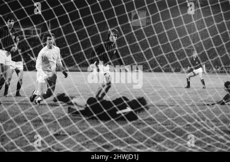 Finale des Europapokal der Pokalsieger 1973 im Kaftanzoglio-Stadion in Thessaloniki, Griechenland. AC Milan 1 / Leeds United 0. Das Bild zeigt: Action während des Spiels. Während des Spiels hatten Leeds Tore nicht erlaubt, mehrere Strafeinsprüche wurden abgelehnt und ein Spieler, der vom griechischen Schiedsrichter Christos Michas geschickt wurde, verlor das Spiel durch einen indirekten Freistoß, der direkt genommen wurde. Michas wurde später wegen Spielabsprachen vor einem griechischen Gericht verurteilt und mit einer Geldstrafe belegt, ins Gefängnis geschickt und von der UEFA lebenslang vom Schiedsgerichtsverfahren ausgeschlossen. 16. Mai 1973. Stockfoto