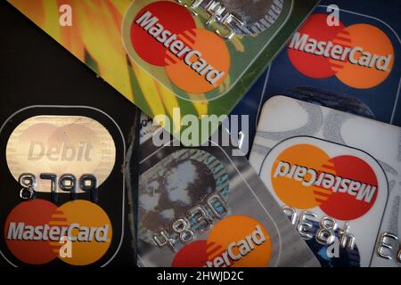 Prag, Tschechische Republik. 6. März 2022. Abbildung Foto eines Mastercard-Logos auf einer Kreditkarte. Mastercard suspendiert russische Operationen inmitten einer ''˜schockierenden und verheerenden' Invasion. (Bild: © Slavek Ruta/ZUMA Press Wire) Stockfoto