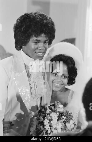 Jermaine Jackson, Sänger der Jackson Five Pop Gruppe, mit seiner neuen Braut Hazel Joy Gordy an ihrem Hochzeitstag, in einem Hollywood Hotel, Los Angeles, Kalifornien, Samstag, 15.. Dezember 1973. Hazels Vater besitzt das Label Motown, das alle Rekorde der Gruppe verwaltet, Stockfoto